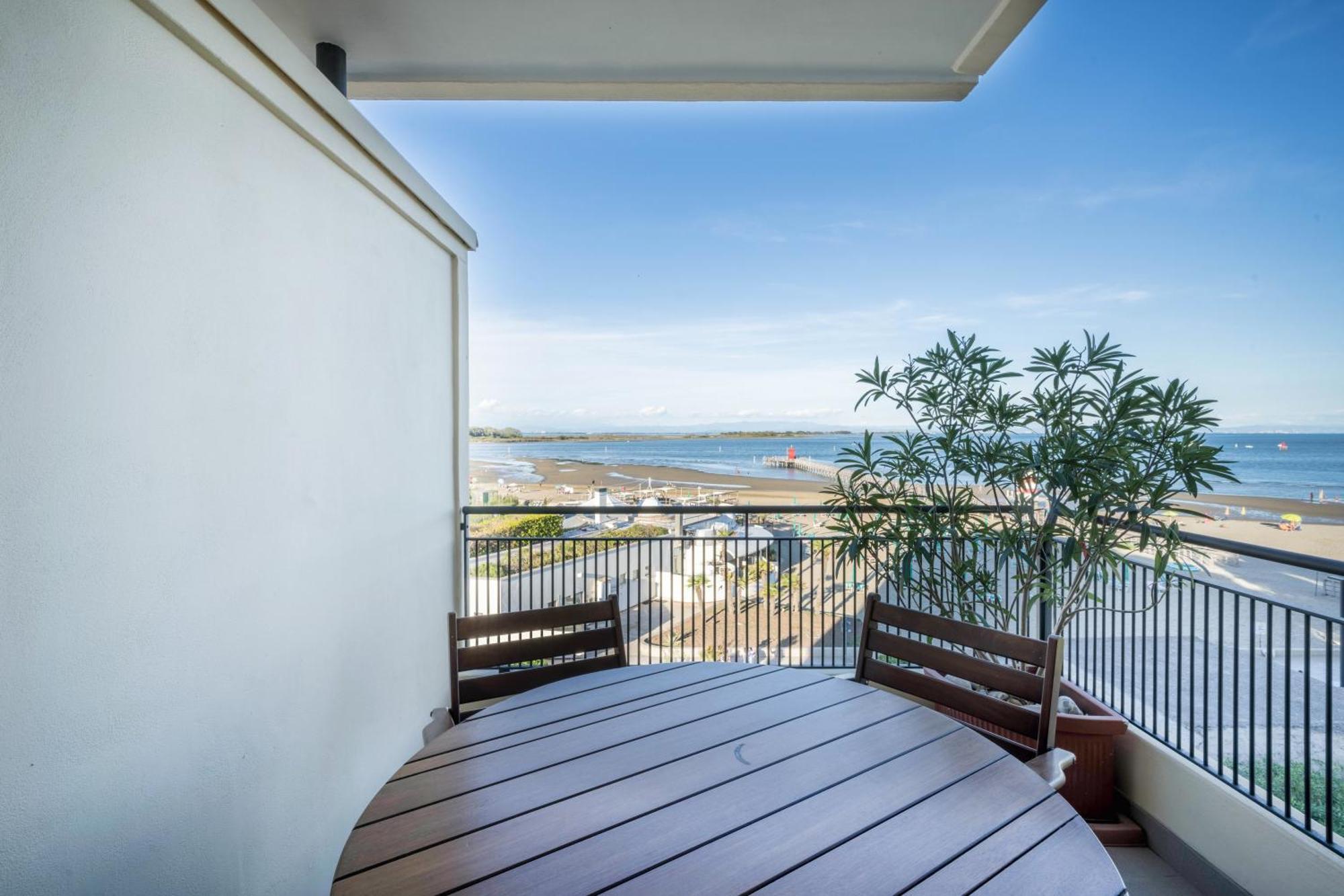 Apartamento La Terrazza Sul Faro Lignano Sabbiadoro Exterior foto